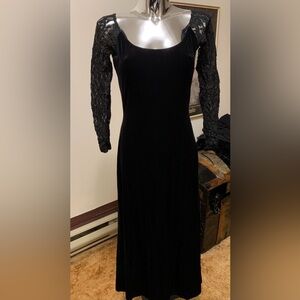 Long BLK Velvet gown-(Size Med) Lace sleeves which fall just off the Shoulders
